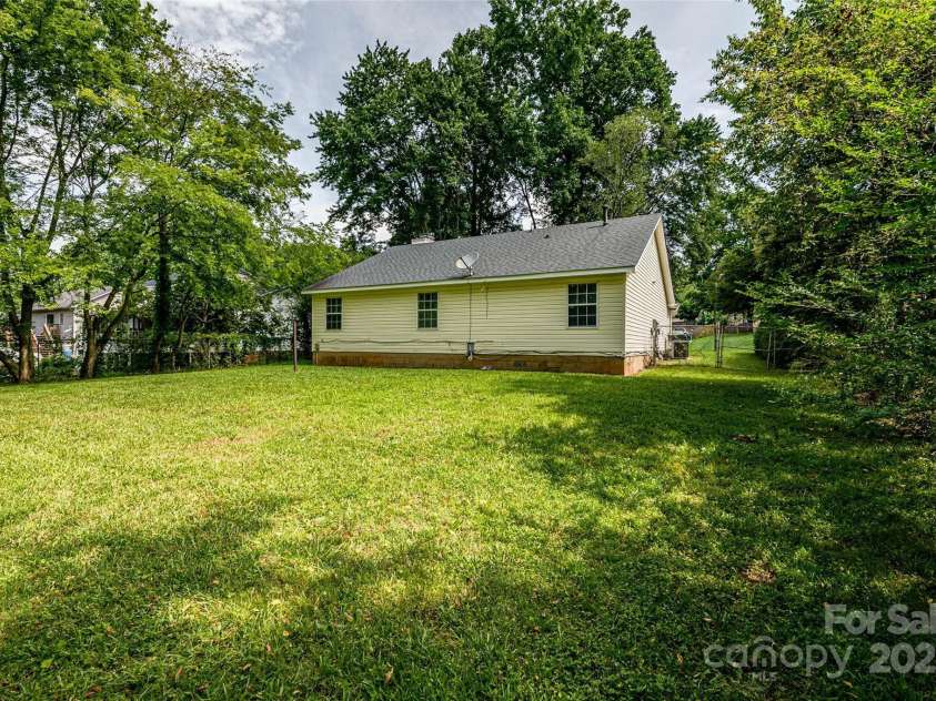 1801 Teddington Drive, Charlotte, NC 28214.  MLS# CAR4271809, YatesRealty ID 22150. 