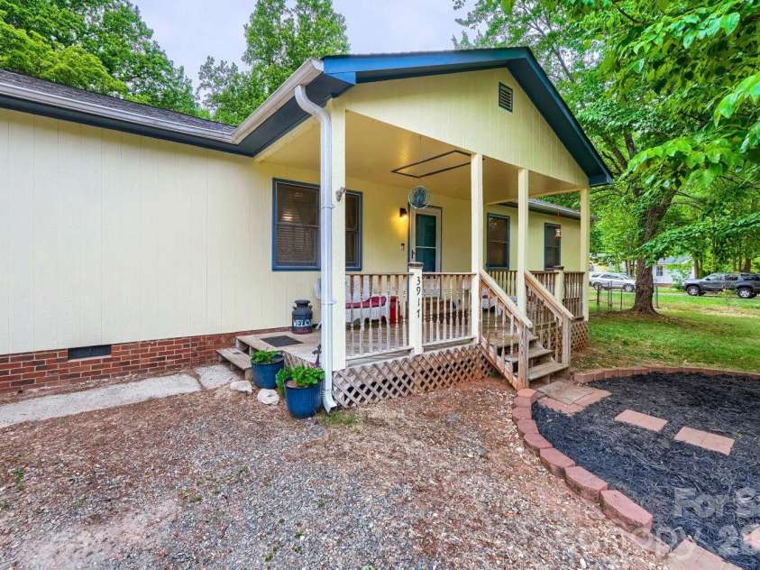 3917 Lake Road, Charlotte, NC 28269.  MLS# CAR4375637, YatesRealty ID 22150.  Front Exterior