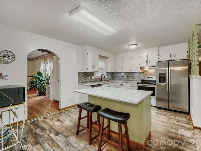 3917 Lake Road, Charlotte, NC 28269.  MLS# CAR4375637, YatesRealty ID 22150. Kitchen