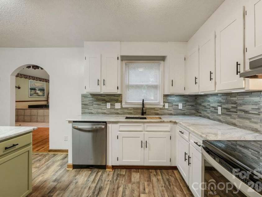3917 Lake Road, Charlotte, NC 28269.  MLS# CAR4375637, YatesRealty ID 22150. Kitchen