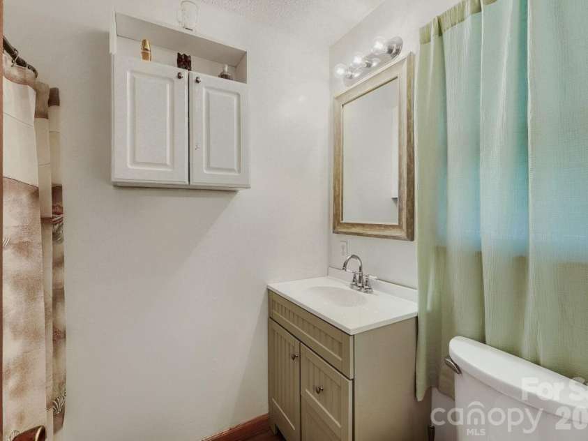 3917 Lake Road, Charlotte, NC 28269.  MLS# CAR4375637, YatesRealty ID 22150. Secondary Bathroom