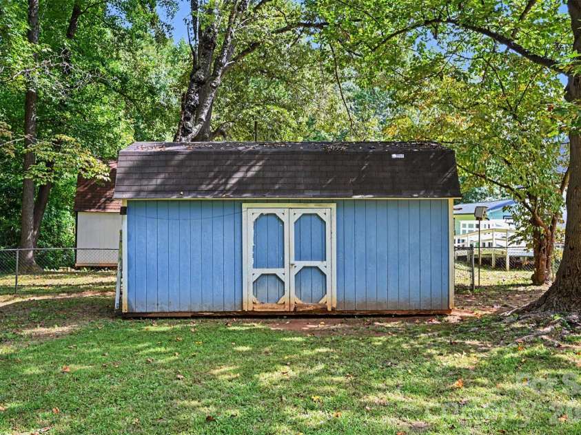 3917 Lake Road, Charlotte, NC 28269.  MLS# CAR4435193, YatesRealty ID 22150. 