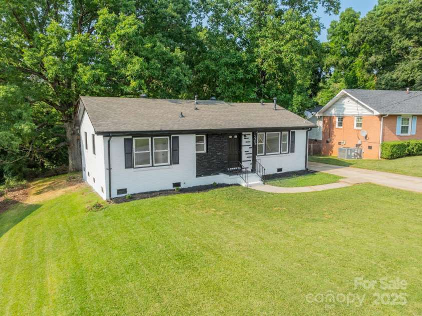 3608 Crestridge Drive, Charlotte, NC 28217.  MLS# CAR4266843, YatesRealty ID 22151. Front Left