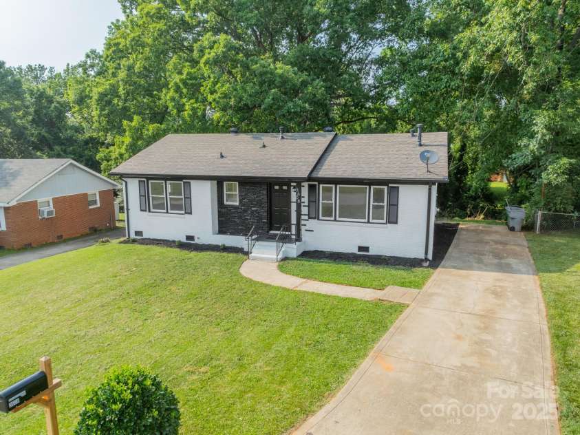 3608 Crestridge Drive, Charlotte, NC 28217.  MLS# CAR4266843, YatesRealty ID 22151. Front right