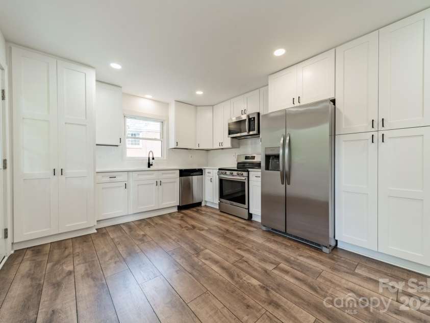 3608 Crestridge Drive, Charlotte, NC 28217.  MLS# CAR4266843, YatesRealty ID 22151. Kitchen