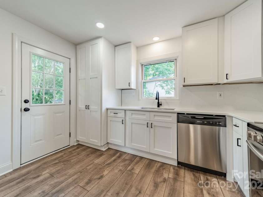 3608 Crestridge Drive, Charlotte, NC 28217.  MLS# CAR4266843, YatesRealty ID 22151. Kitchen to Backyard
