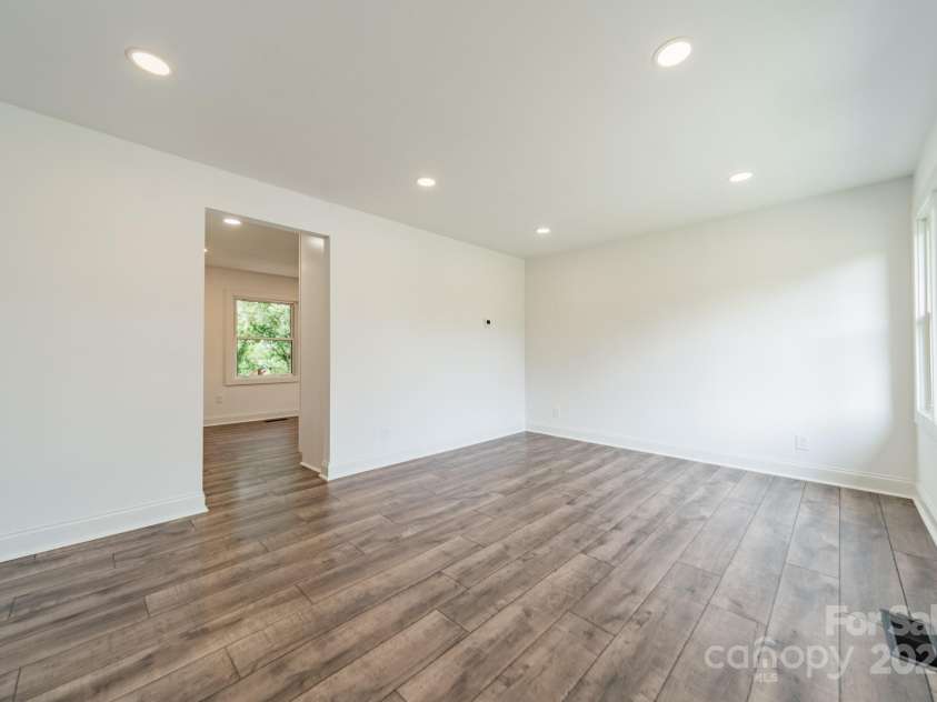 3608 Crestridge Drive, Charlotte, NC 28217.  MLS# CAR4266843, YatesRealty ID 22151. Living Room