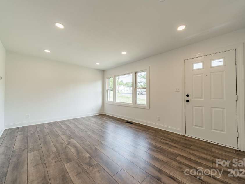 3608 Crestridge Drive, Charlotte, NC 28217.  MLS# CAR4266843, YatesRealty ID 22151. Living Room