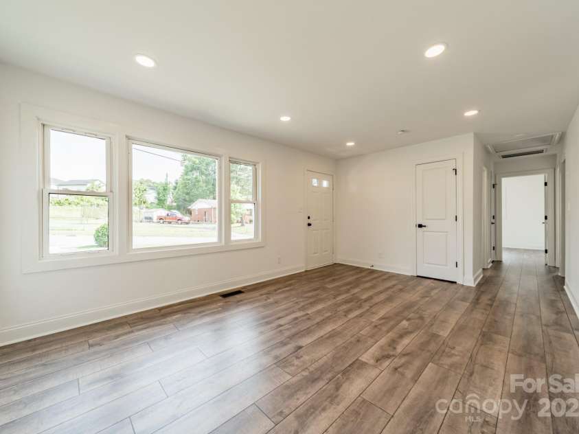 3608 Crestridge Drive, Charlotte, NC 28217.  MLS# CAR4266843, YatesRealty ID 22151. Livingroom to hall