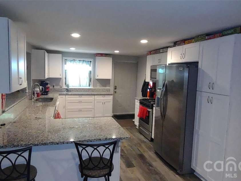 769 Dennis Road, Troy, NC 27371.  MLS# CAR4374021, YatesRealty ID 22151. Kitchen with bar