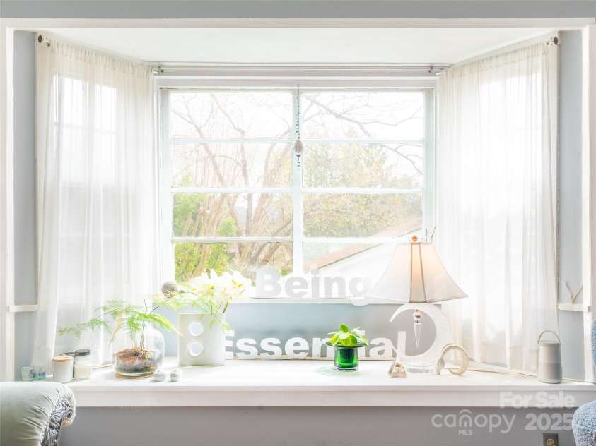 202 Aurora Drive, Asheville, NC 28805.  MLS# CAR4239496, YatesRealty ID 22152. 