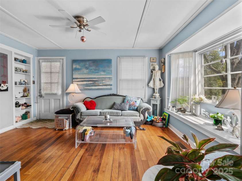 202 Aurora Drive, Asheville, NC 28805.  MLS# CAR4239496, YatesRealty ID 22152. 