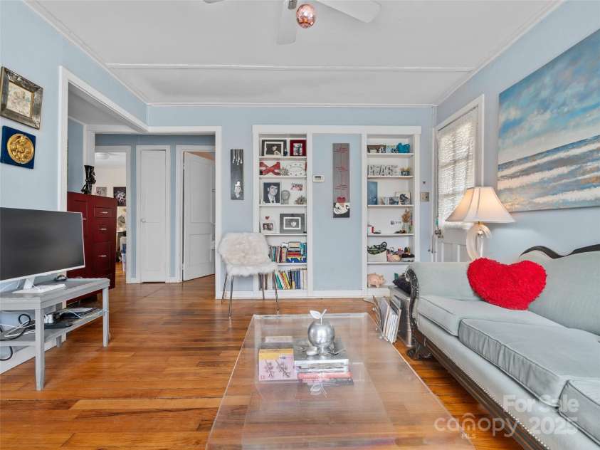 202 Aurora Drive, Asheville, NC 28805.  MLS# CAR4239496, YatesRealty ID 22152. 