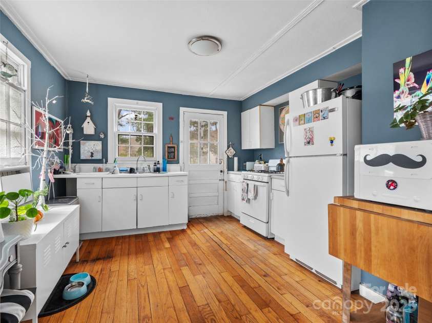 202 Aurora Drive, Asheville, NC 28805.  MLS# CAR4239496, YatesRealty ID 22152. 