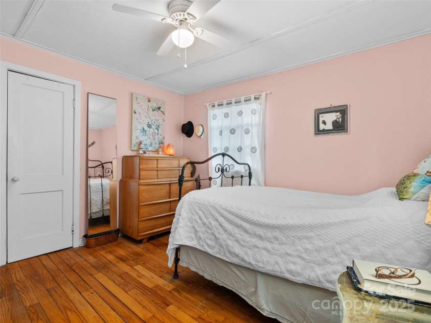 202 Aurora Drive, Asheville, NC 28805.  MLS# CAR4239496, YatesRealty ID 22152. 