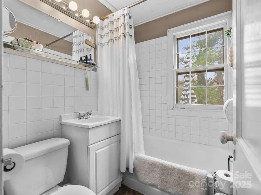 202 Aurora Drive, Asheville, NC 28805.  MLS# CAR4239496, YatesRealty ID 22152. 