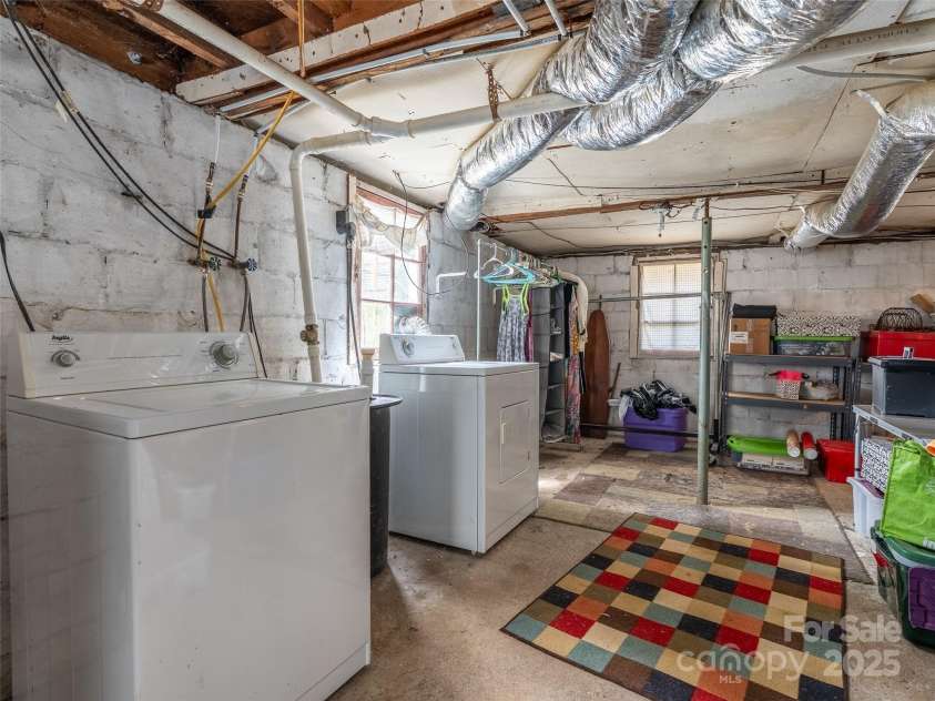 202 Aurora Drive, Asheville, NC 28805.  MLS# CAR4239496, YatesRealty ID 22152. 