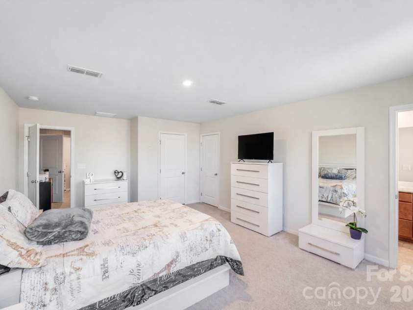 5019 Downhaul Drive, Charlotte, NC 28269.  MLS# CAR4335185, YatesRealty ID 22158. 