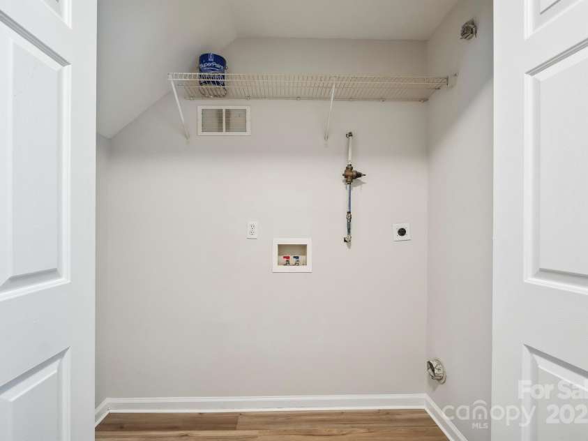 5375 Eneida Sue Drive, Charlotte, NC 28214.  MLS# CAR4273069, YatesRealty ID 22159. 