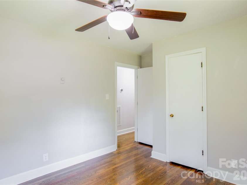 581 Clyde Drive, Winston Salem, NC 27104.  MLS# CAR4352702, YatesRealty ID 22159. 