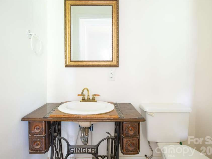 581 Clyde Drive, Winston Salem, NC 27104.  MLS# CAR4352702, YatesRealty ID 22159. 