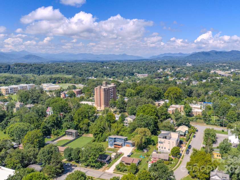 133 Grove Street, Asheville, NC 28801.  MLS# CAR4286313, YatesRealty ID 2216. Ariel shot of house and proximity to park/river arts district
