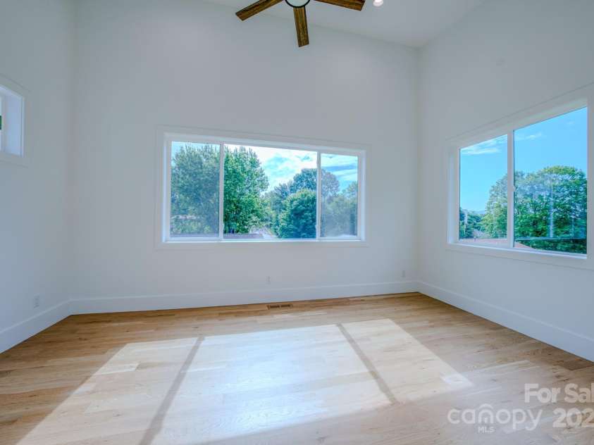 133 Grove Street, Asheville, NC 28801.  MLS# CAR4286313, YatesRealty ID 2216. Second Floor Room 1