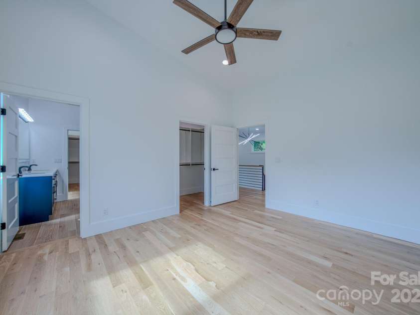 133 Grove Street, Asheville, NC 28801.  MLS# CAR4286313, YatesRealty ID 2216. Second Floor Room 2