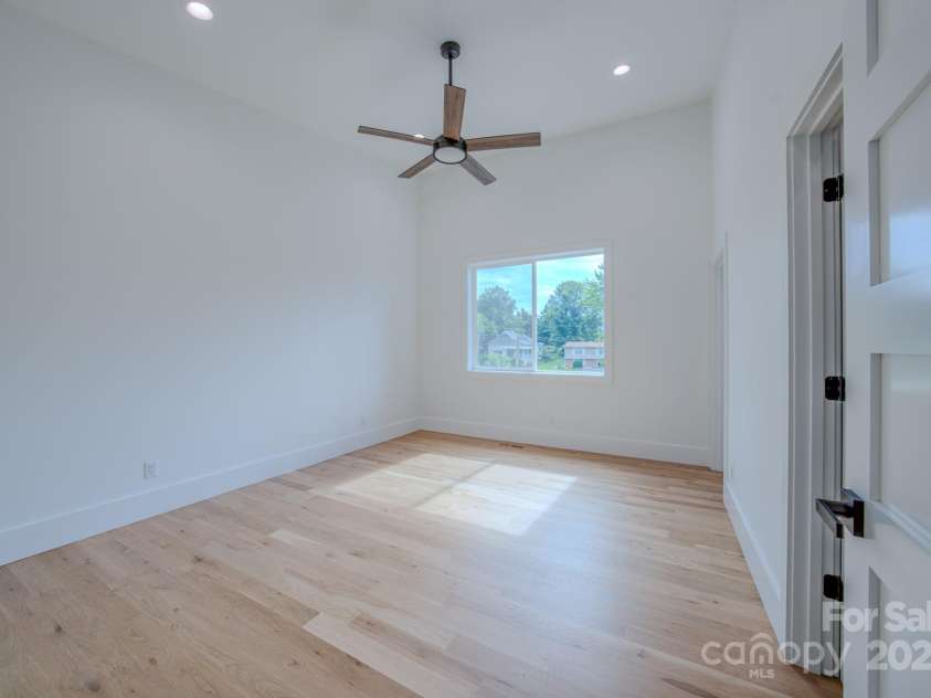 133 Grove Street, Asheville, NC 28801.  MLS# CAR4286313, YatesRealty ID 2216. Second Floor Room 2