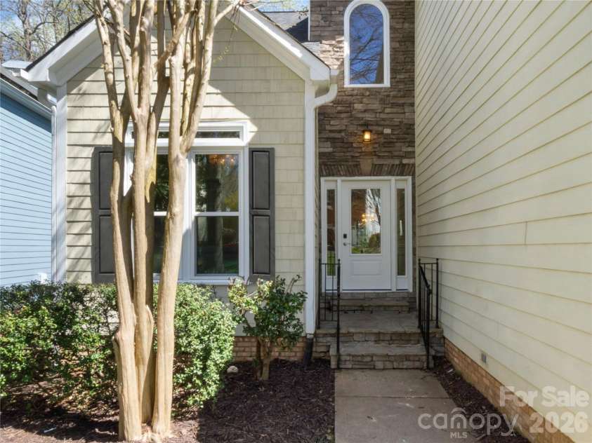 2020 Sablewood Drive, Charlotte, NC 28205.  MLS# CAR4356478, YatesRealty ID 22160. Front entry