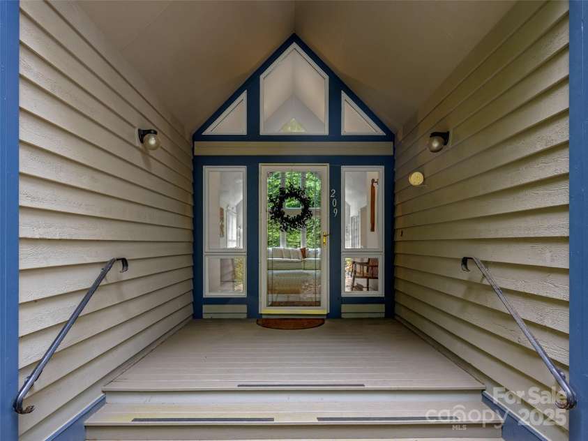 209 Fern Creek Drive, Flat Rock, NC 28731.  MLS# CAR4250558, YatesRealty ID 22160. 