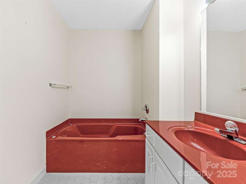 209 Fern Creek Drive, Flat Rock, NC 28731.  MLS# CAR4250558, YatesRealty ID 22160. 