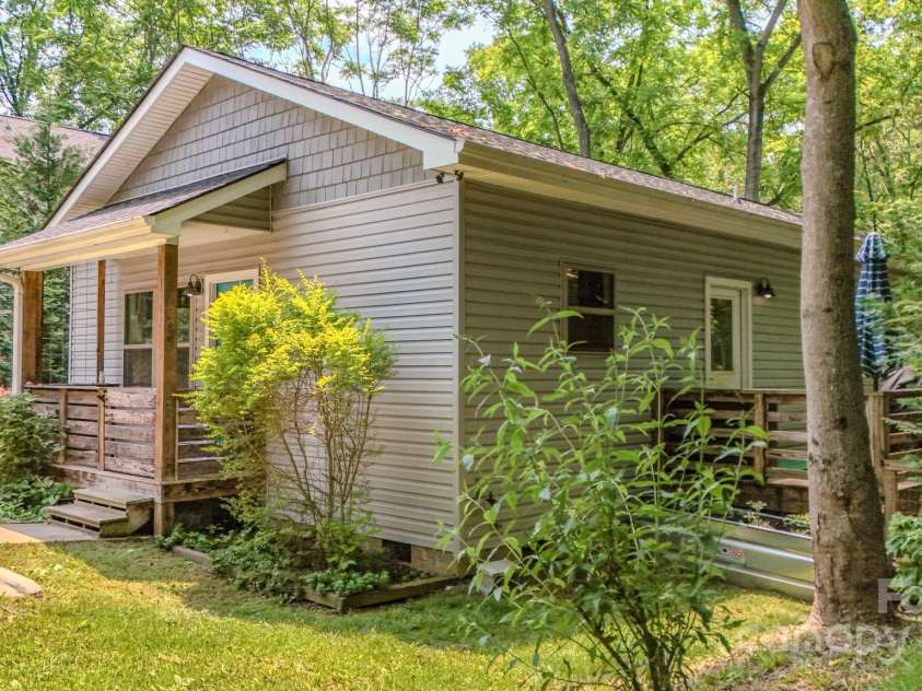 136 Old County Home Road, Asheville, NC 28806.  MLS# CAR4266936, YatesRealty ID 22161. 