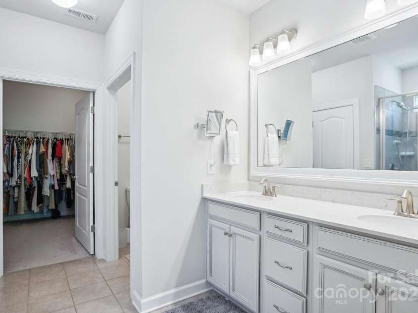 16427 Cozy Cove Road, Charlotte, NC 28278.  MLS# CAR4252546, YatesRealty ID 22162. Primary Bedroom Bath