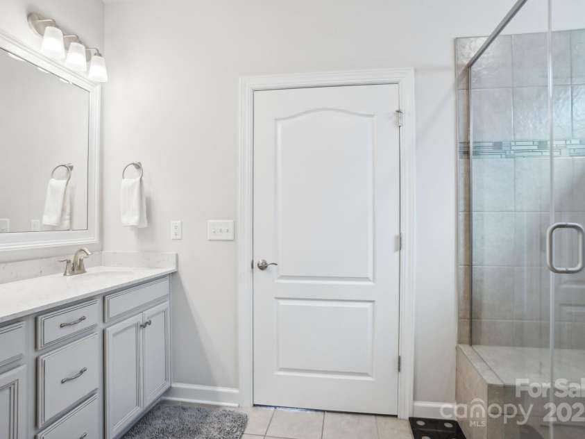 16427 Cozy Cove Road, Charlotte, NC 28278.  MLS# CAR4252546, YatesRealty ID 22162. Primary Bedroom Bath