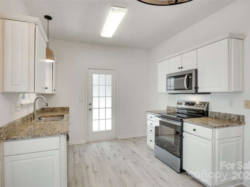 2830 Grosbeak Lane, Charlotte, NC 28269.  MLS# CAR4273887, YatesRealty ID 22163. 