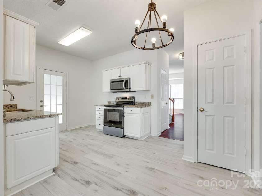 2830 Grosbeak Lane, Charlotte, NC 28269.  MLS# CAR4273887, YatesRealty ID 22163. 