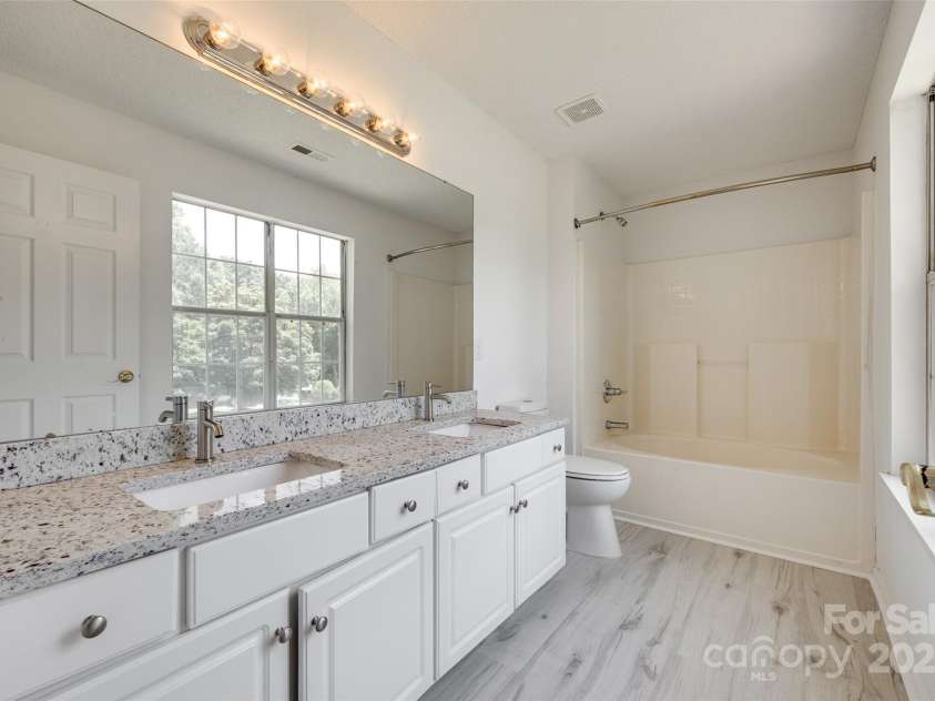 2830 Grosbeak Lane, Charlotte, NC 28269.  MLS# CAR4273887, YatesRealty ID 22163. 