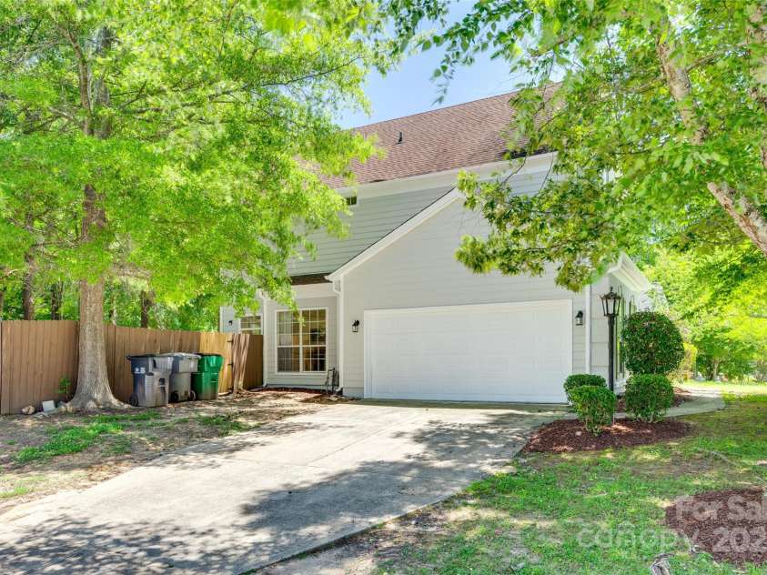 2830 Grosbeak Lane, Charlotte, NC 28269.  MLS# CAR4273887, YatesRealty ID 22163. 