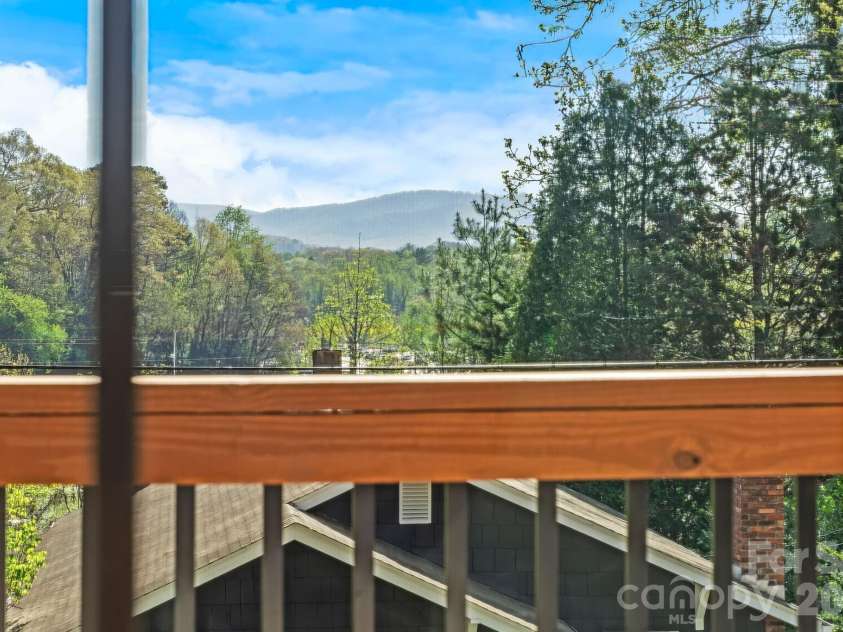 154 Laurel Loop, Asheville, NC 28806.  MLS# CAR4401401, YatesRealty ID 22169. 