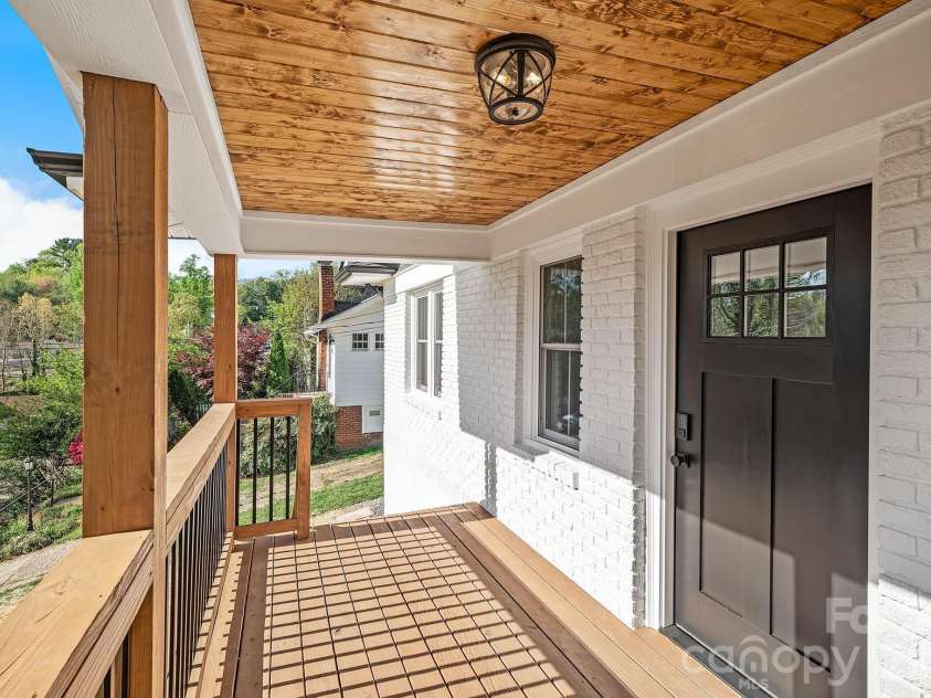 154 Laurel Loop, Asheville, NC 28806.  MLS# CAR4401401, YatesRealty ID 22169. 
