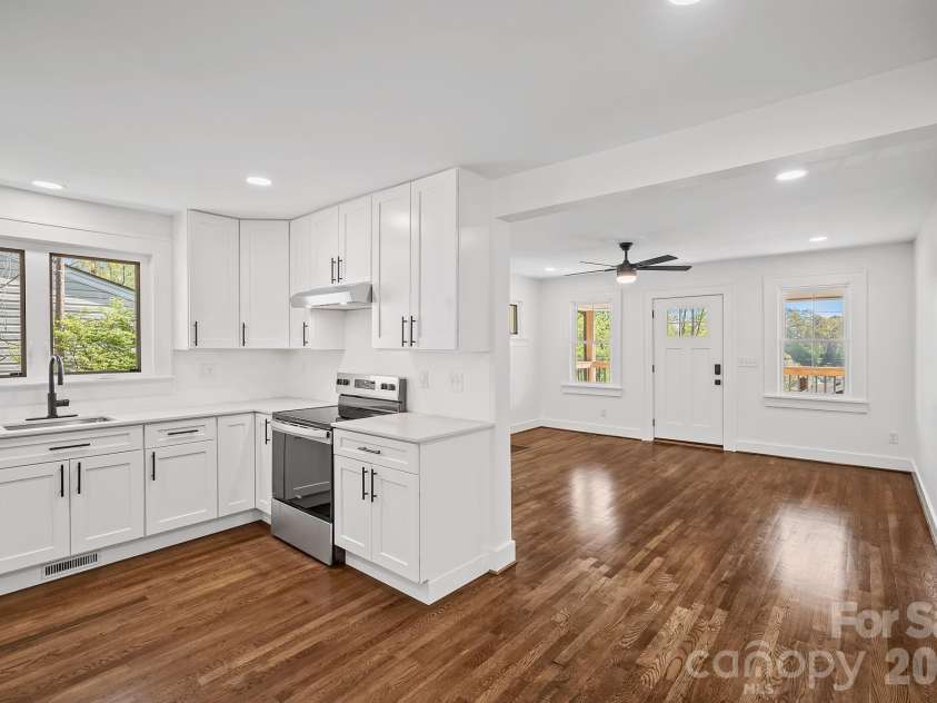 154 Laurel Loop, Asheville, NC 28806.  MLS# CAR4401401, YatesRealty ID 22169. 