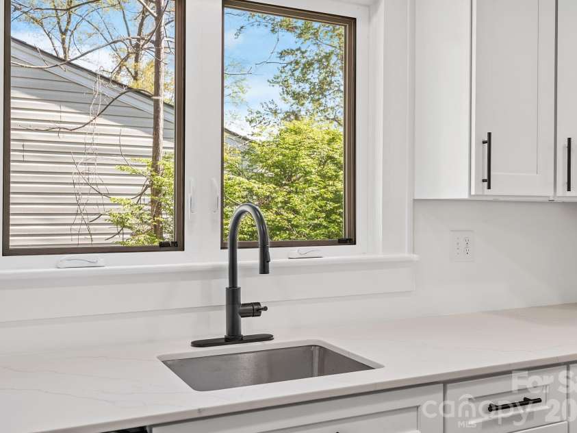 154 Laurel Loop, Asheville, NC 28806.  MLS# CAR4401401, YatesRealty ID 22169. 