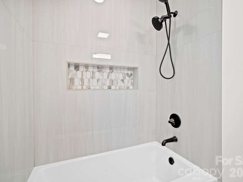 154 Laurel Loop, Asheville, NC 28806.  MLS# CAR4401401, YatesRealty ID 22169. 