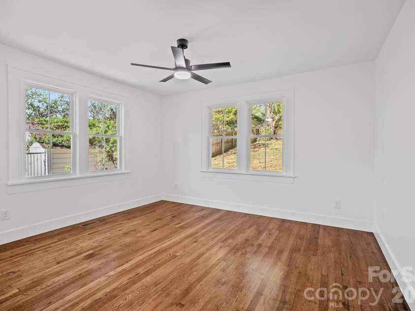 154 Laurel Loop, Asheville, NC 28806.  MLS# CAR4401401, YatesRealty ID 22169. 