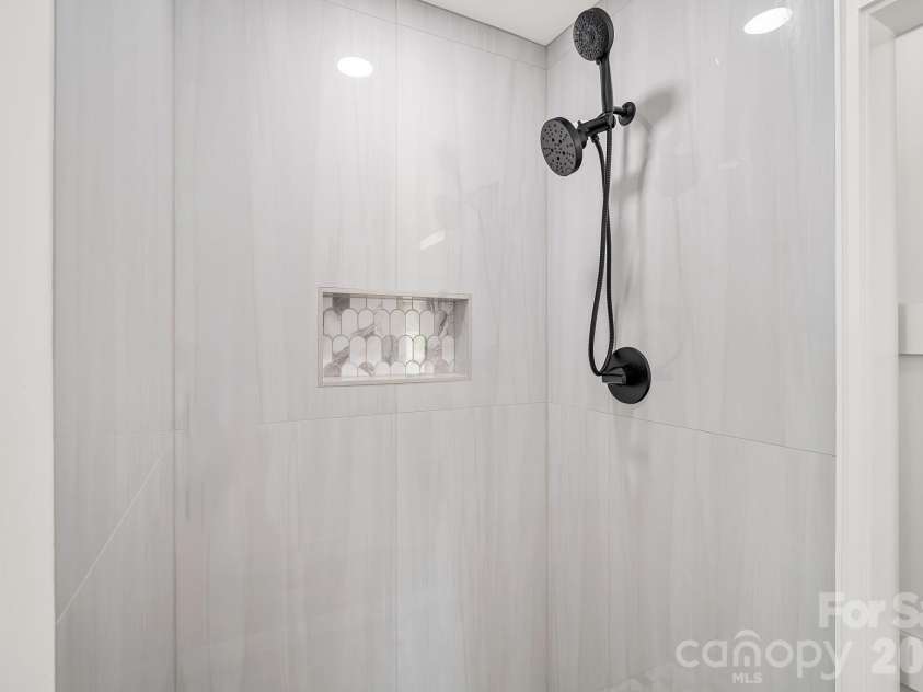 154 Laurel Loop, Asheville, NC 28806.  MLS# CAR4401401, YatesRealty ID 22169. 