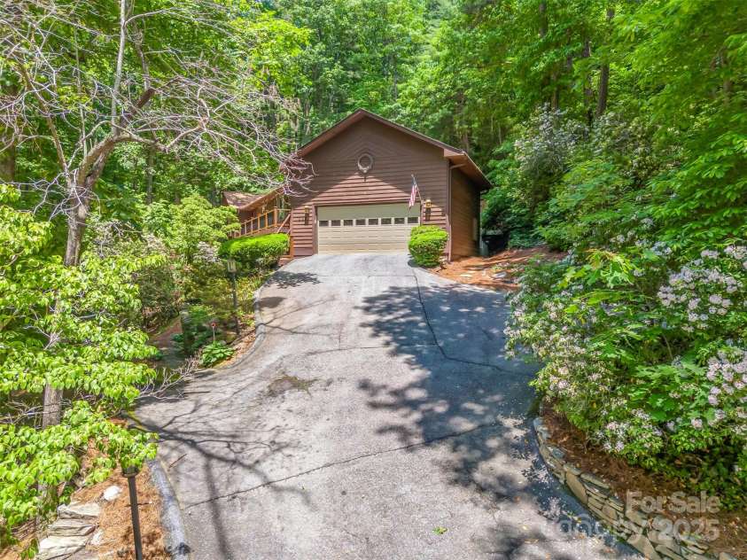 172 Overlook Drive, Flat Rock, NC 28731.  MLS# CAR4224391, YatesRealty ID 2217. Driveway to garage