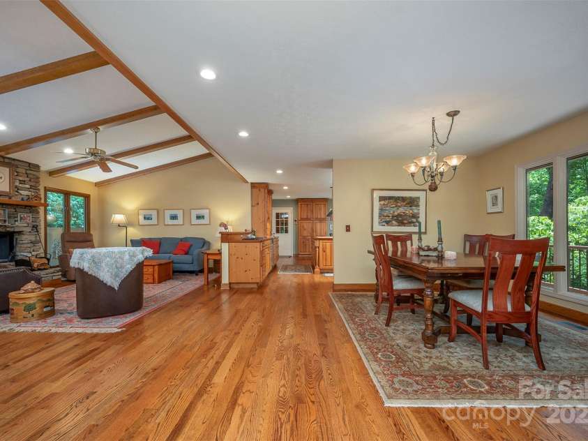 172 Overlook Drive, Flat Rock, NC 28731.  MLS# CAR4224391, YatesRealty ID 2217. Great room, open floor plan
