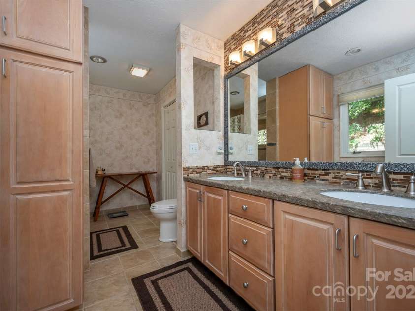 172 Overlook Drive, Flat Rock, NC 28731.  MLS# CAR4224391, YatesRealty ID 2217. Primary bath