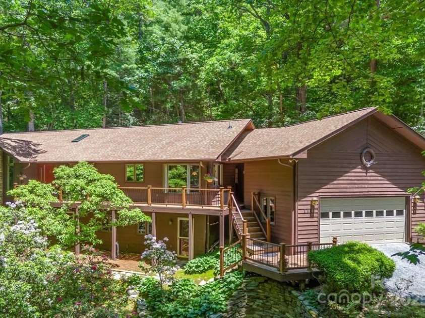 172 Overlook Drive, Flat Rock, NC 28731.  MLS# CAR4224391, YatesRealty ID 2217. Welcome to 172 Overlook Drive!